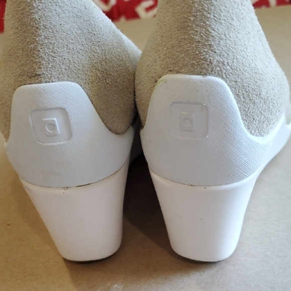 Tsubo Damira SuedeTan Wedge Slip-Ons with Elastic Panels. Never Worn 8.5 - Picture 4 of 11